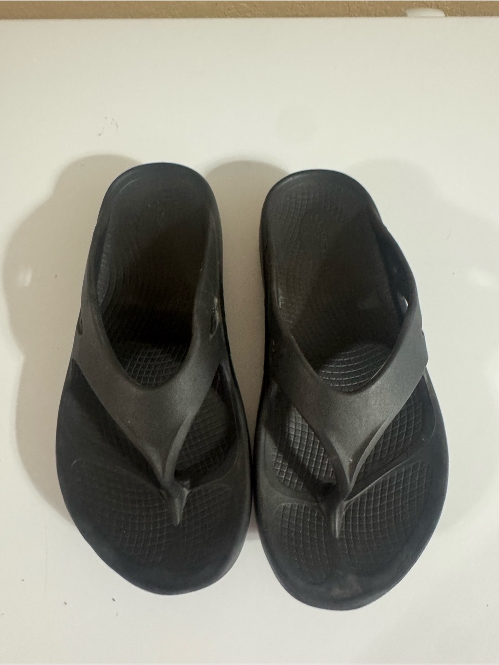 OOFOS Mens Flip Flops